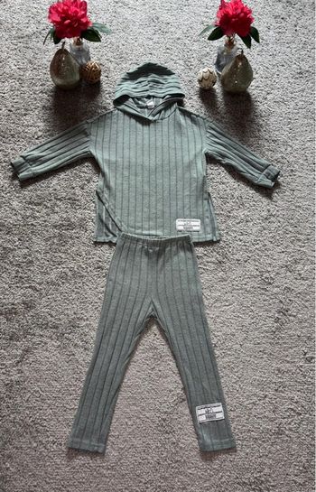 🌺Ensemble sweat à capuche et legging côtelé vert pale Taille 4ans/104cm🌺