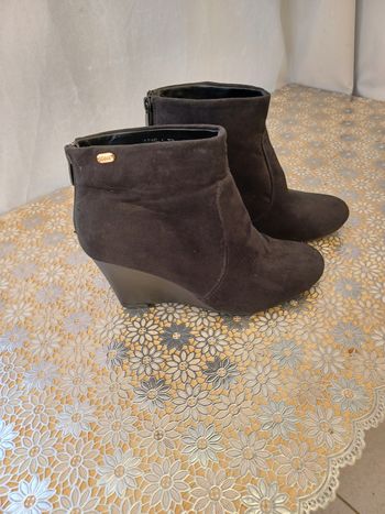 Bottine marque Idéal taille 37 coloris noir en très bon état.