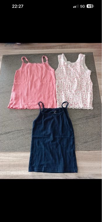 Vends lot de quatre débardeurs fille en très bon état