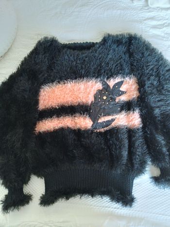 Très beau pull noir rose aavec perles