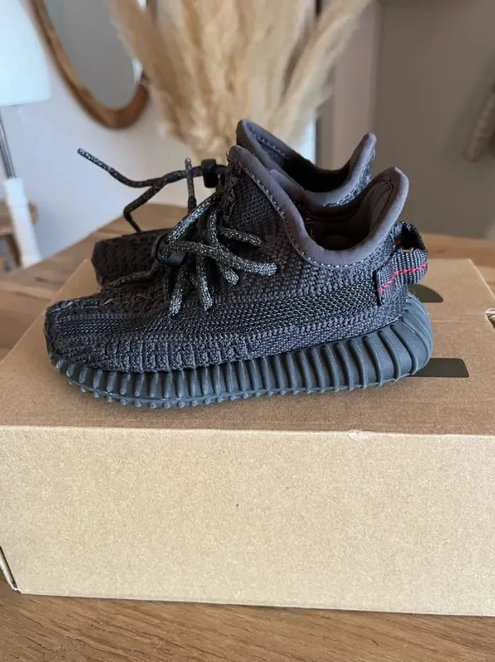 Adidas Yeezy Boost 350 V2 noires - photo numéro 2