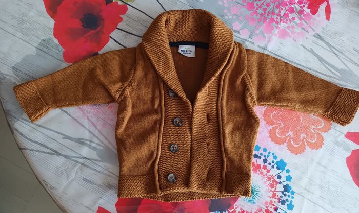Gilet  caramel   3  mois  epais   .Tape à  œil.