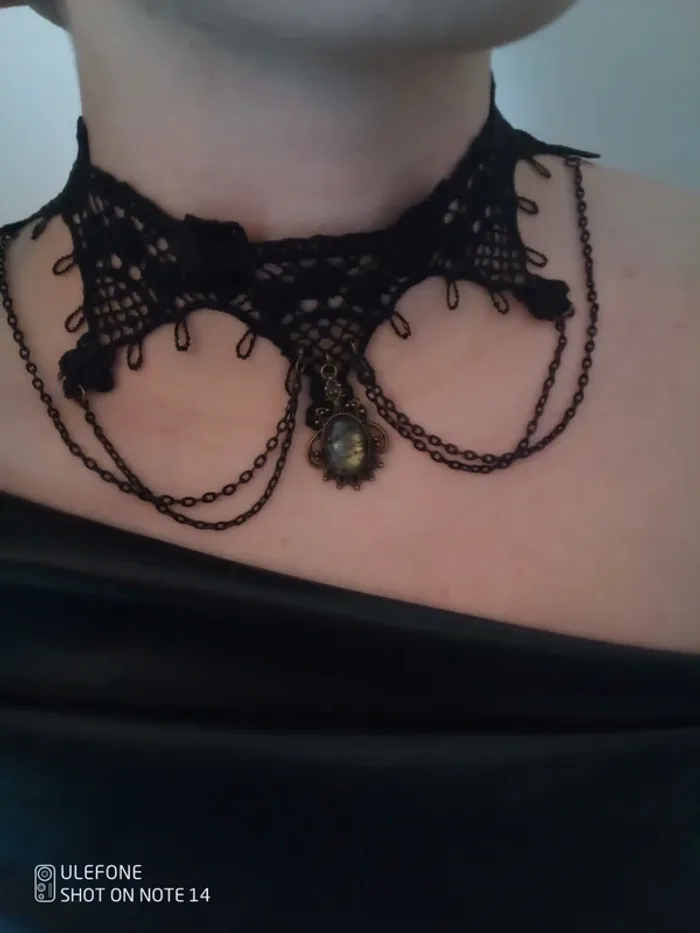 Collier en dentelle noire et pierre de labradorite - photo numéro 3