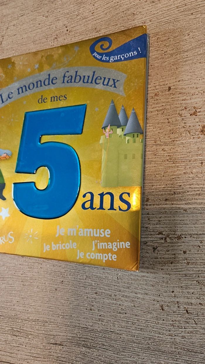 Livre enfant Le monde fabuleux de mes 5 ans, garçon, peu utilise - photo numéro 2