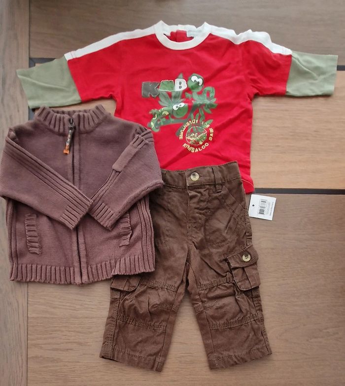 Ensemble tee shirt rouge grenouilles, gilet zippé marron et pantalon okaidi neuf 6 mois
