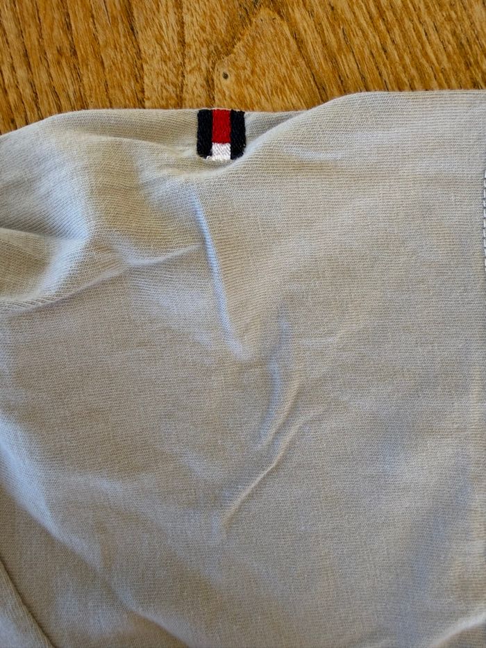 T-shirt Tommy Hilfiger gris clair – style casual – M - photo numéro 4
