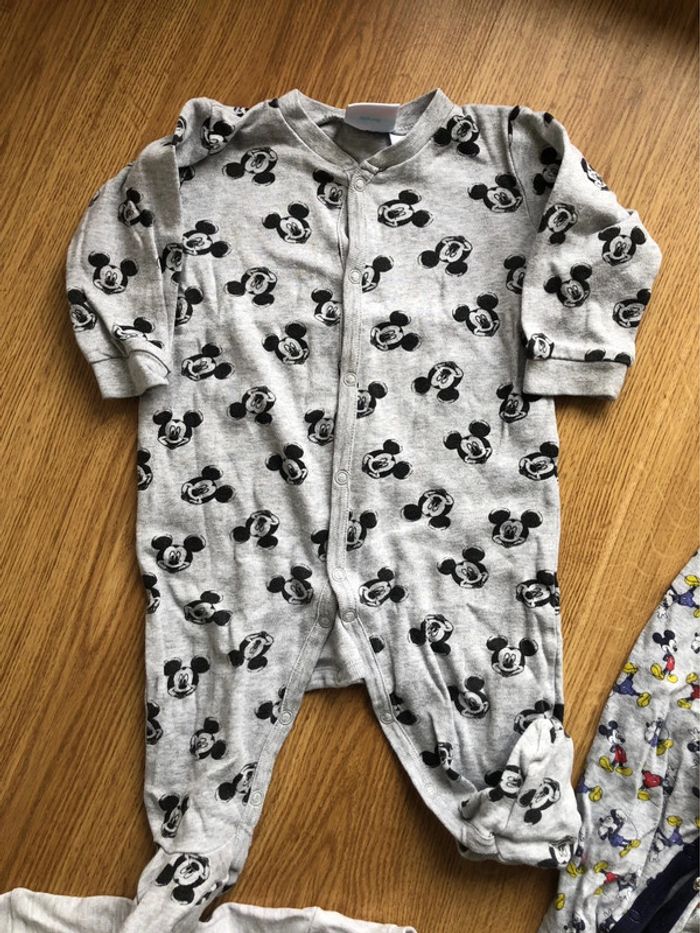 Lot 3 pyjamas 6-9 mois Disney très bien état - photo numéro 2