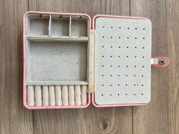 Boîte à bijoux compacte