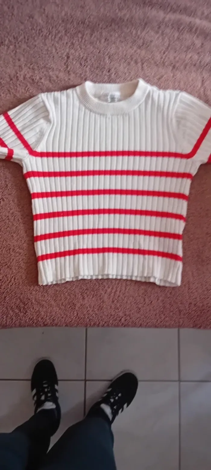 Très joli Tee-shirt blanc crème à rayures rouge primark 4/5ans