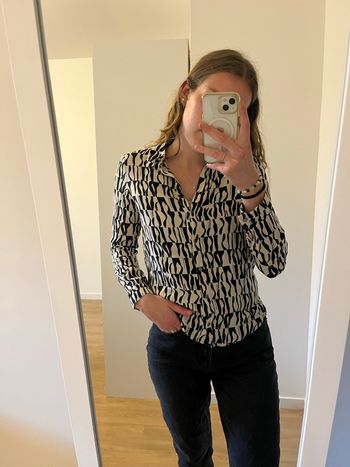 Chemisier beige noir motifs