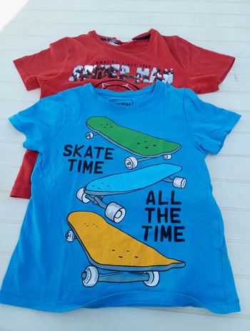 Lot de 2 Tee shirt de taille 6/7 ans.
