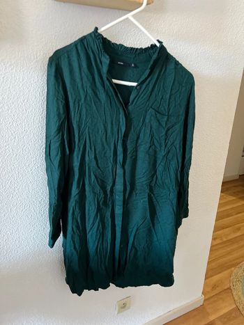 Robe chemise verte avec petit point noir et poche