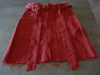 Jupe bordeaux avec ceinture