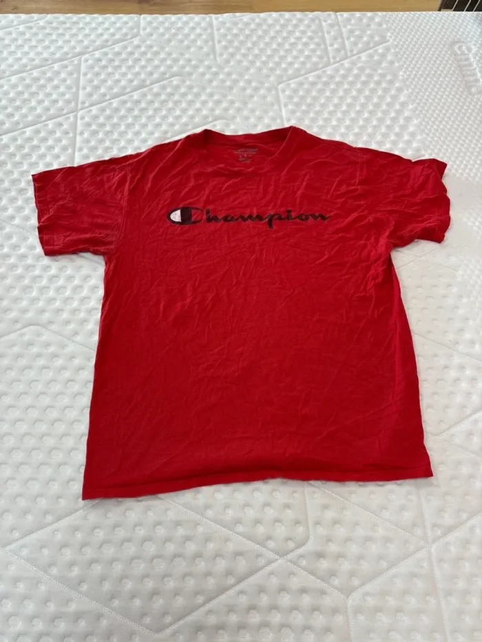 T-shirt pour homme Champion taille M rouge avec un petit accro