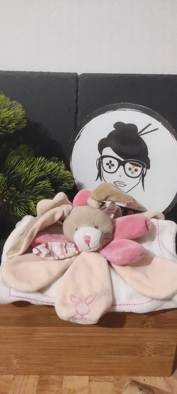 Doudou lapin Célestine rose blanc DC1445 pétales fleur marron beige rayé rayure