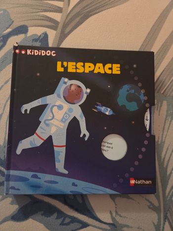 Livre kididoc l'espace