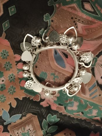 bracelet élastique en métal argenté motifs coeurs.