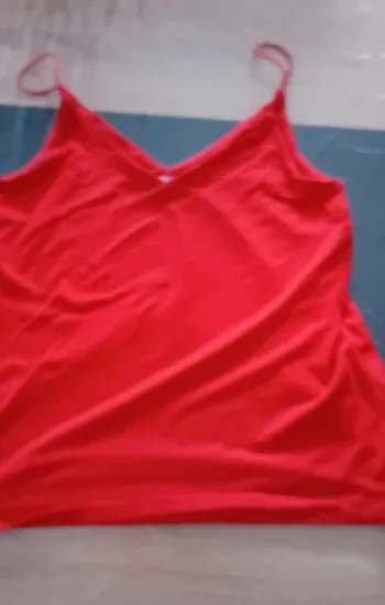 Superbe débardeur à bretelles rouge taille 34