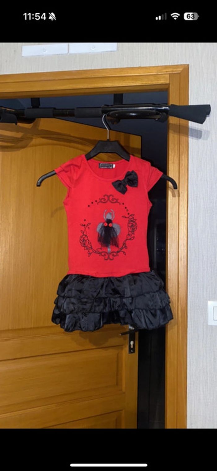 Robe noir et rouge 6 ans