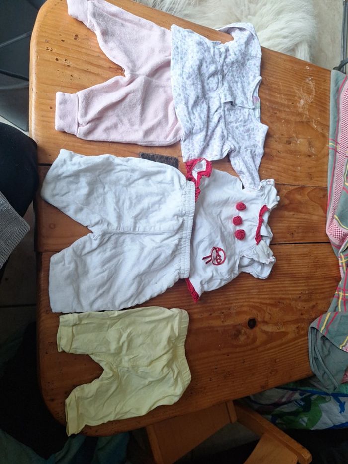 Lot ensemble pantalon et t-shirt