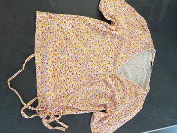 Top croisé motif fleur