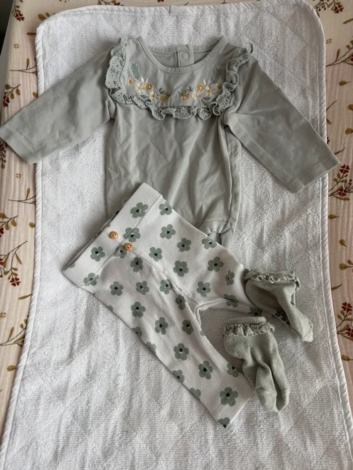 Ensemble vert d’eau bébé fille taille 1 mois - photo numéro 2