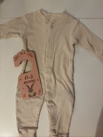 Combinaison beige bébé