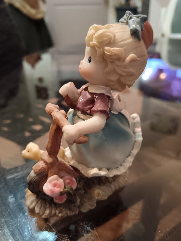 Figurine fillette et son chien - photo numéro 4