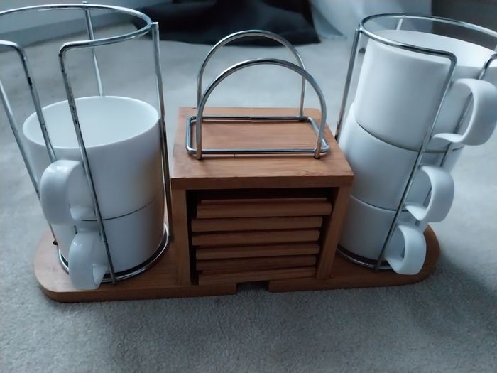 Tasses à café sous tasses sur présentoir