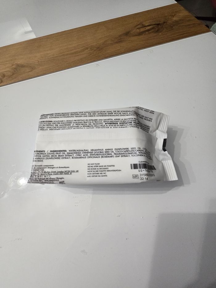 Lingettes nettoyantes Younique neuves - photo numéro 2