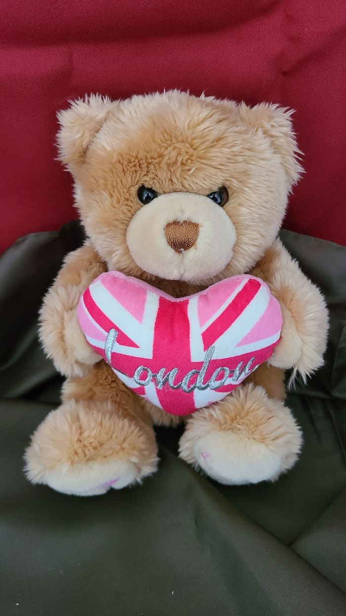 Peluche Doudou ours beige Coeur London KEEL TOYS