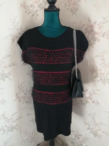Robe tunique noire avec détails rouges et poilus / made in italy / (S)