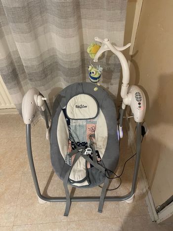 qIl est électrique et il a des mélodies. Il y a quelques petites traces de taches.