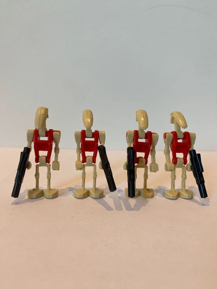Figurine type lego 4 droïdes de sécurité. Star Wars