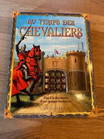 Livre Larousse Au temps des chevaliers