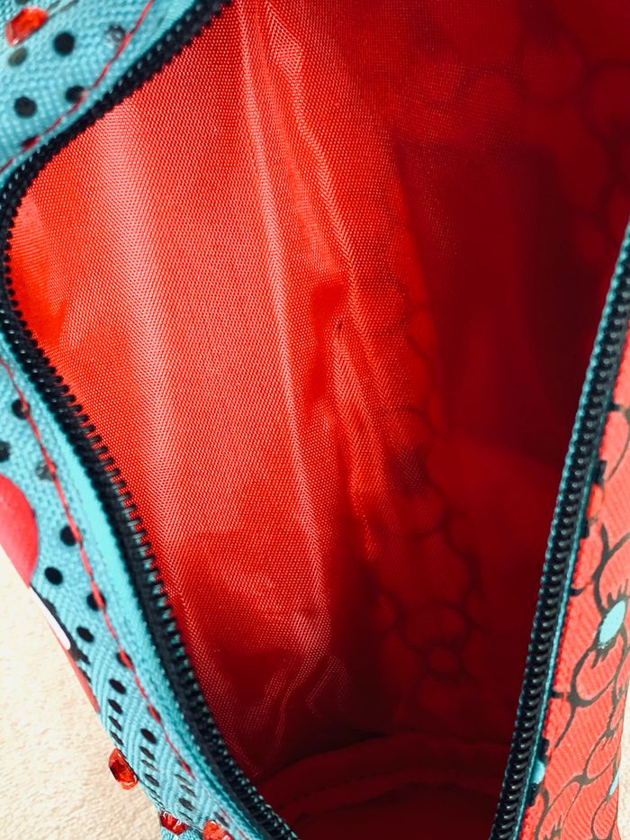 Trousse Hello Kitty vert/rouge Samrio décoré avec strass et glitter - photo numéro 3