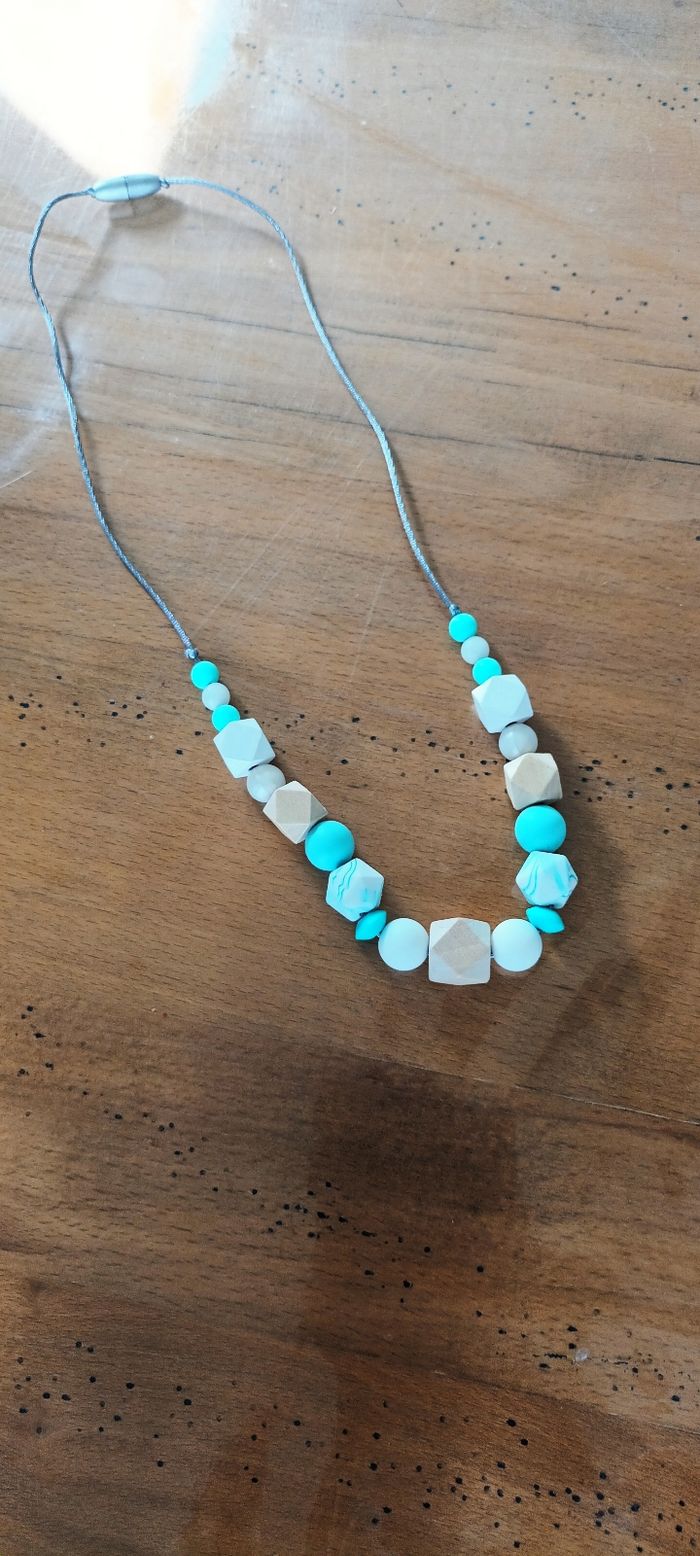 Collier allaitement blanc bois bleu clair/turquoise