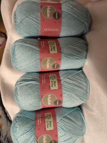 4 pelotes  bleu ciel ou vert d'eau