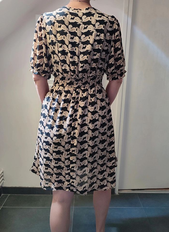 Robe cintrée taille 3 - photo numéro 4