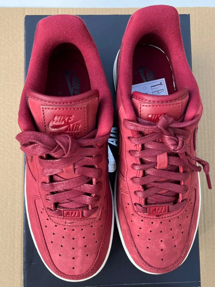 Basket Nike Air Force 1 PRM rouge bordeaux - photo numéro 5