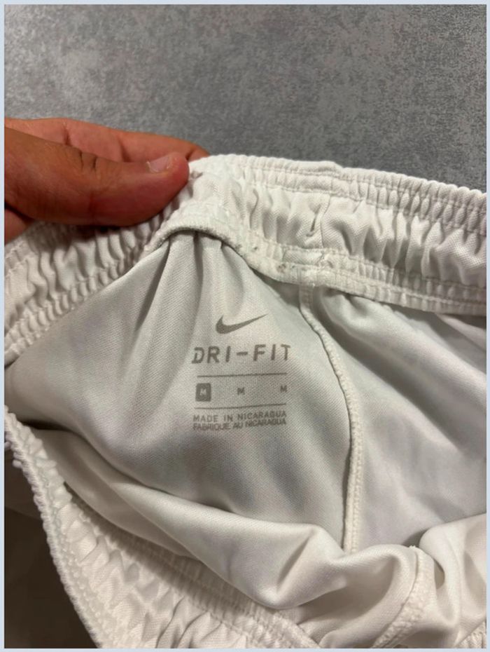 Short Nike blanc logo brodé noir avec Floquage Numéro 24 Taille M - photo numéro 5