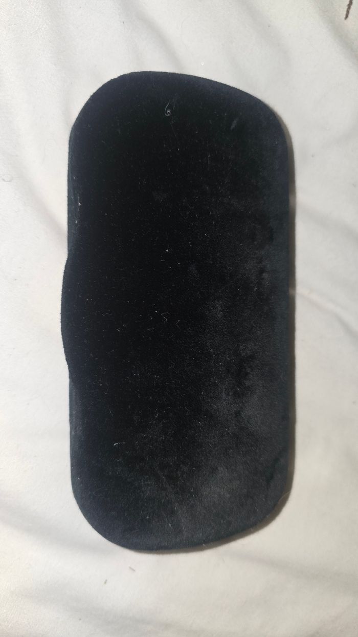 Boîte à lunette GUCCI
Envois soigné en suivis