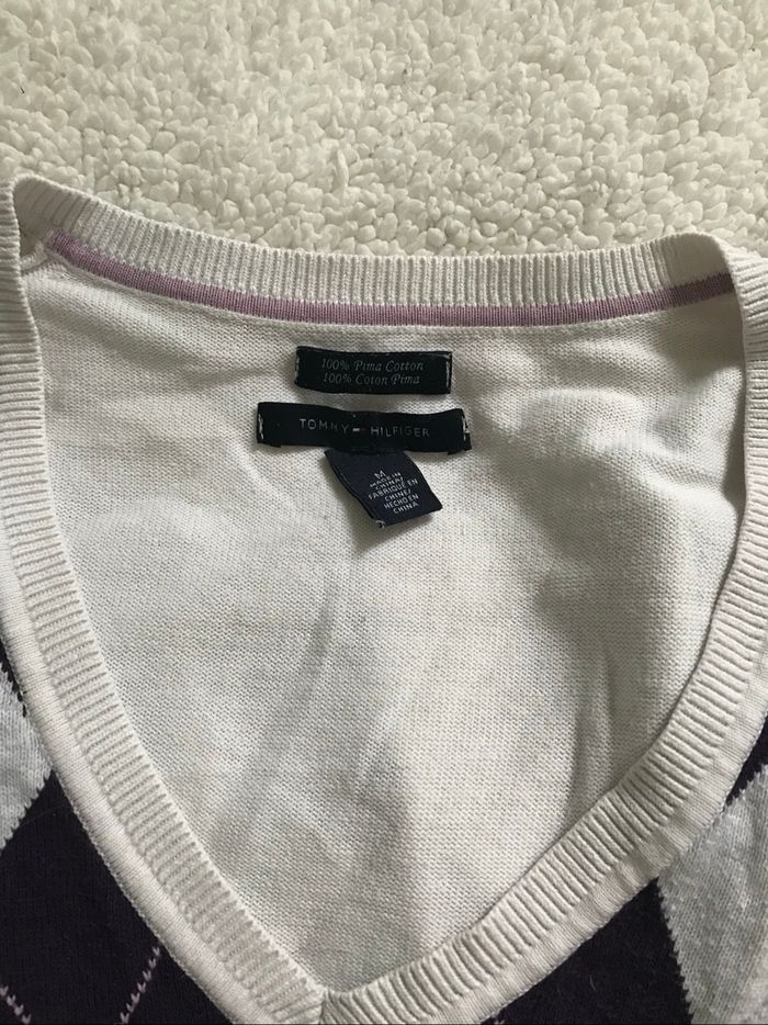 Pull à losange vintage violet et gris col V taille M Femme de la marque Tommy Hilfiger avec logo brodé sur manche droite - photo numéro 2