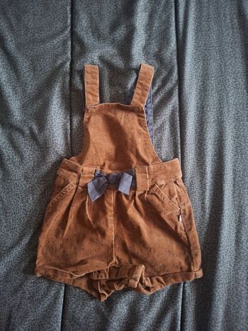 Jolie salopette fille taille 12mois. Très bon état. Marque obaibi