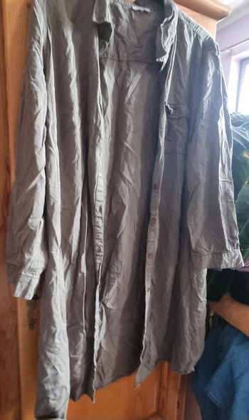 Robe en jean kaki manches longues manque 1 bouton sur unemanche neuve jamais portées