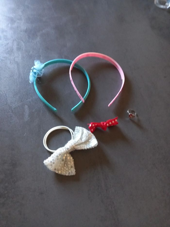 Lot 4. Fille 5 articles