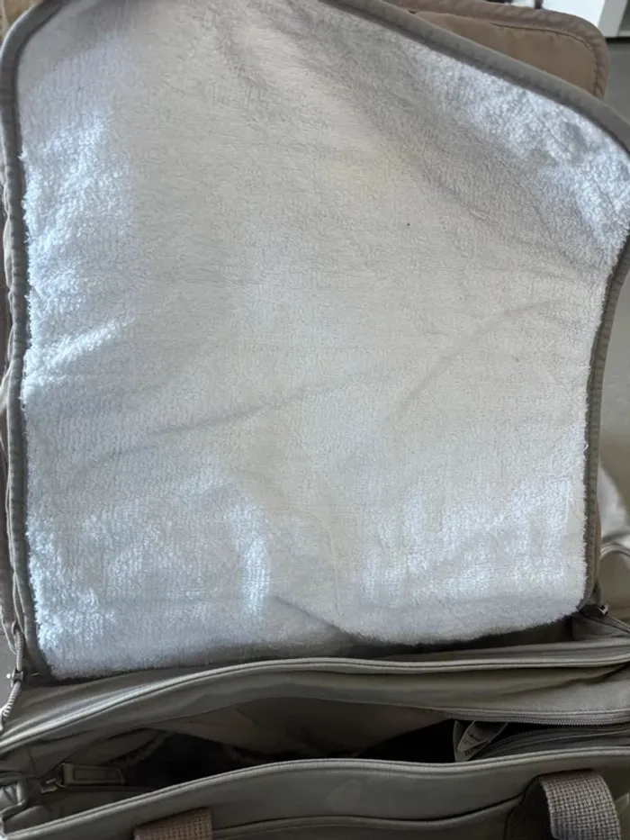 Sac à langer beige Jacadi, bon état mais petites marques d'usures dans les coins 37x26cm - photo numéro 7