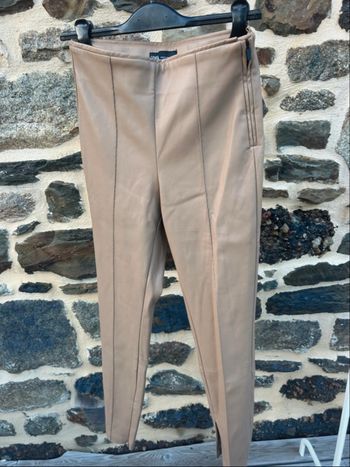 Pantalon ajustée en simili cuir beige - Zara 