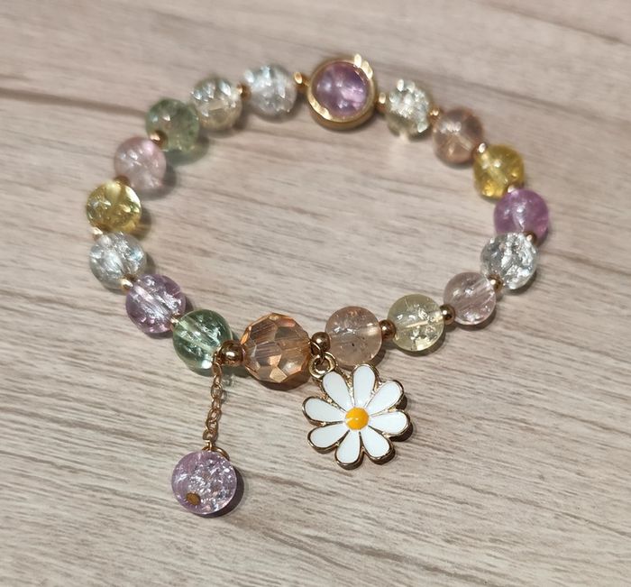 Bracelet élastique avec perles pastels et pendentif fleur blanche - photo numéro 2