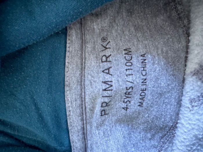 Sweat à capuche Primark taille 4-5 ans (110 cm) - Plusieurs taches sur la manche - photo numéro 4